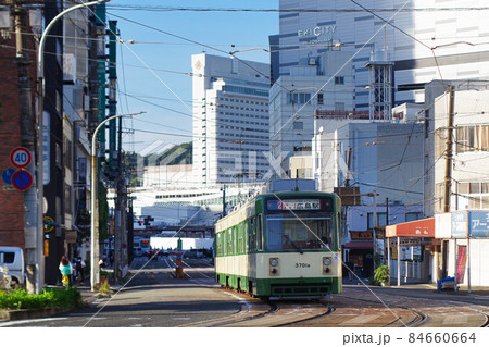 荒神三差路から広島駅へ向かう広島電鉄3700形電車 84660664