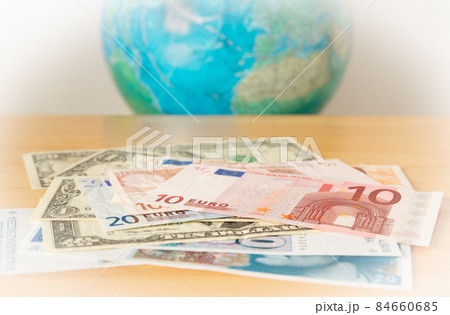 地球儀と外貨紙幣 海外投資 海外進出 地球儀と外貨紙幣 海外投資 海外進出 84660685