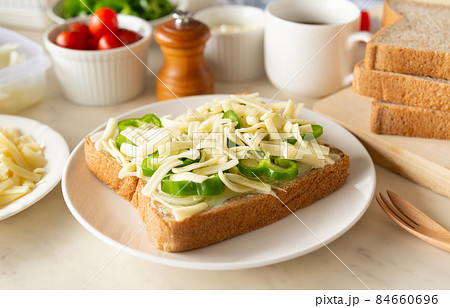 全粒粉入りの食パンでピザトースト　ピザトーストで朝食 84660696