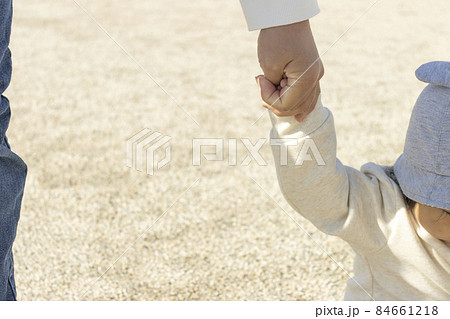 手をつないで歩く赤ちゃん(1歳4ヶ月、女の子、日本人) 手をつないで歩く赤ちゃん(1歳4ヶ月、女の子、日本人) 84661218