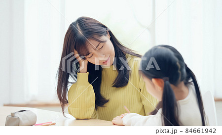 子育てに悩む母親 育児イメージ 子育てに悩む母親 育児イメージ 84661942