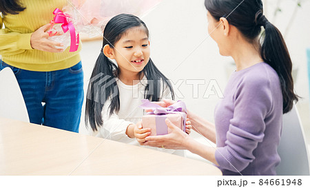 プレゼントを渡す子供とおばあちゃん プレゼントを渡す子供とおばあちゃん 84661948