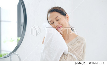 タオルを顔に当てるシニア女性 洗顔 柔軟剤 タオルを顔に当てるシニア女性 洗顔 柔軟剤 84661954