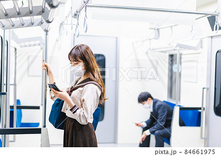 鼻だしマスクをして電車にのる女子高生 鼻だしマスクをして電車にのる女子高生 84661975