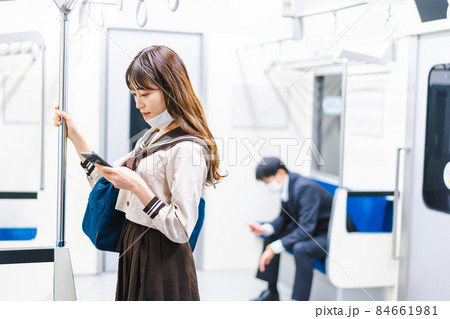 鼻だしマスクをして電車にのる女子高生 84661981