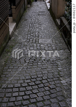 石畳が光る細い路地 石畳が光る細い路地 84662117