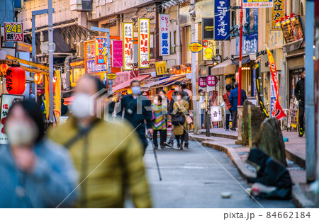 日本の東京都市景観 オミクロン株に世界が震撼。師走、アメ横と並行する上野駅前商店街を望む=2日 日本の東京都市景観 オミクロン株に世界が震撼。師走、アメ横と並行する上野駅前商店街を望む=2日 84662184