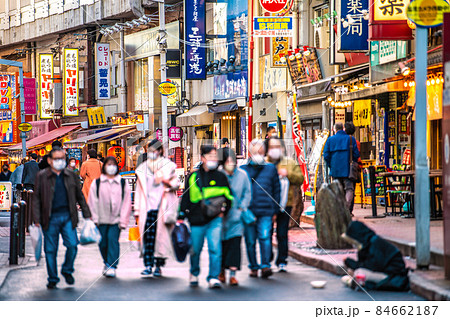 日本の東京都市景観 オミクロン株に世界が震撼。師走、アメ横と並行する上野駅前商店街を望む＝2日 84662187