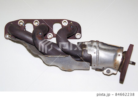 V型6気筒エンジンの左バンクの排気側から取り外した自動車製造メーカー純正のエキゾーストマニフォールド V型6気筒エンジンの左バンクの排気側から取り外した自動車製造メーカー純正のエキゾーストマニフォールド 84662238