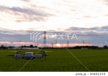 夕焼けの田んぼを空撮するドローン 夕焼けの田んぼを空撮するドローン 84662259