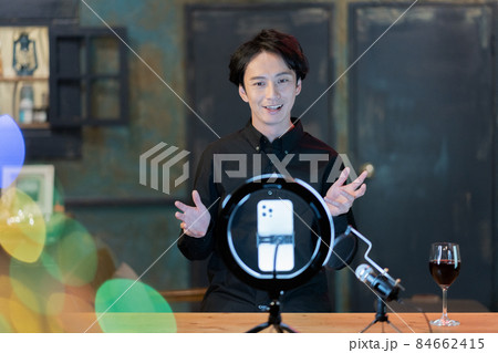 カメラに向かって話をする男性ユーチューバー 84662415