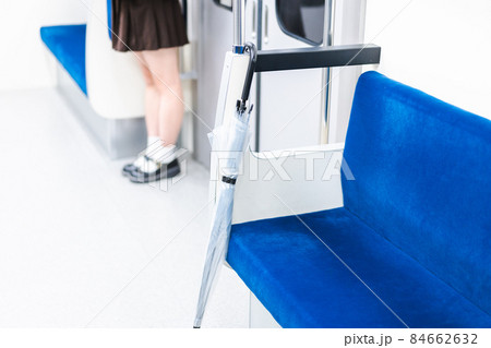 電車車内に忘れ去られた傘 電車車内に忘れ去られた傘 84662632