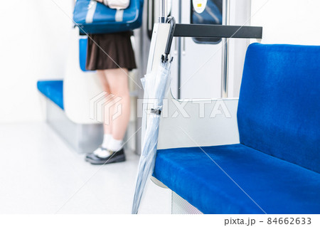 電車車内に忘れ去られた傘 84662633