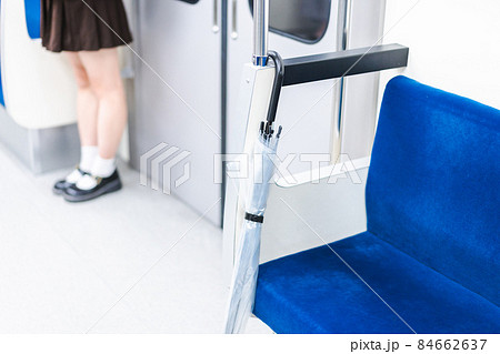 電車車内に忘れ去られた傘 電車車内に忘れ去られた傘 84662637