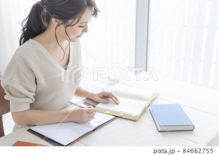 勉強する大人の女性 84662755