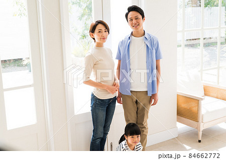 玄関に立つ親子3人ファミリー 84662772