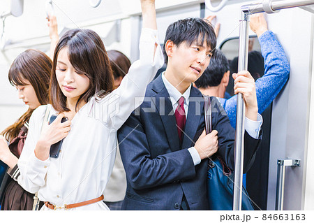 満員電車で通勤をするビジネスパーソン 84663163