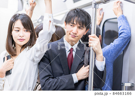 満員電車で通勤をするビジネスパーソン 84663166