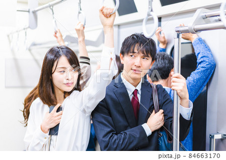 満員電車で通勤をするビジネスパーソン 84663170