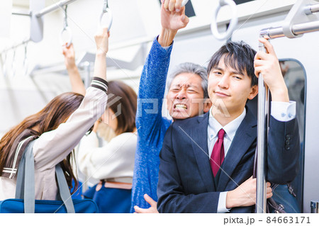 満員電車で通勤をするビジネスパーソン 84663171