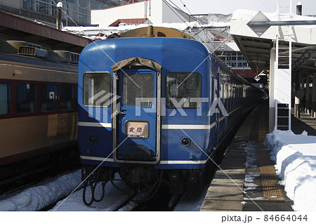 越後湯沢駅にて運転見合わせ中の夜行列車 越後湯沢駅にて運転見合わせ中の夜行列車 84664044