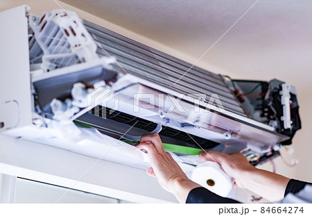 エアコン　清掃　洗浄　クリーニング　サービス　【 大掃除 の イメージ 】 84664274