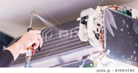 エアコン　清掃　洗浄　クリーニング　サービス　【 大掃除 の イメージ 】 84664280
