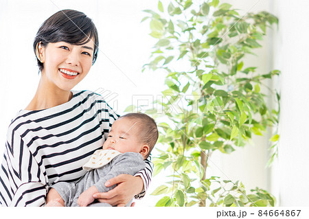 赤ちゃんを抱っこする母親 84664867