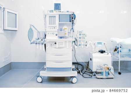 Empty operating room in a hospital. Surgical equipment with operating table. Medical device for emergency patient in blue tone style. Blank Emergency Surgery Room. Clinic interior for background. 84669752