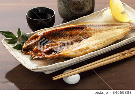 テーブルのほっけの塩焼き 84669883