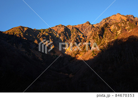 モルゲンロート・谷川岳マチガ沢の絶景 84670353