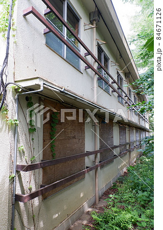 廃墟となった建物 84671126