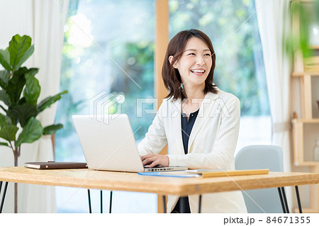 女性ビジネスイメージ 女性ビジネスイメージ 84671355