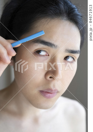 眉毛を整える男性 眉毛を整える男性 84671913