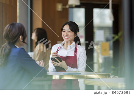 カフェで働く若い女性 84672692