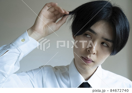 美しい青年のポートレート 84672740