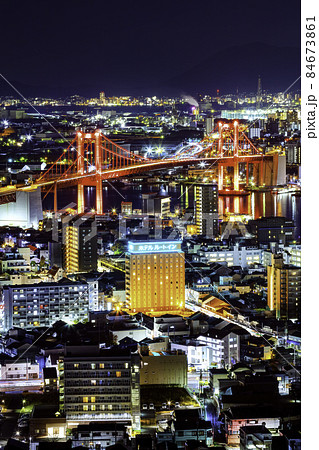 高塔山からの素晴らしい夜景　ライトアップされた若戸大橋（福岡県北九州市) 84673861