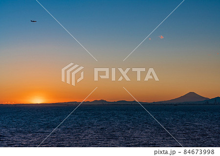 東京湾・海ほたるPAから眺める富士山　夕景 84673998