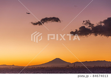 東京湾・海ほたるPAから眺める富士山　夕景 84674013