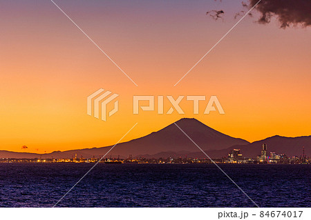 東京湾・海ほたるPAから眺める富士山　夕景 84674017