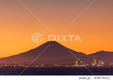 東京湾・海ほたるPAから眺める富士山　夕景 84674021