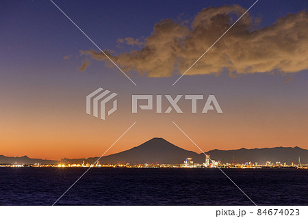 東京湾・海ほたるPAから眺める富士山　夕景 84674023