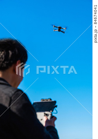 ドローンを操縦する男性 84674041