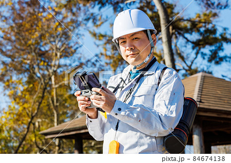ドローンを操縦する作業員 ドローンを操縦する作業員 84674138