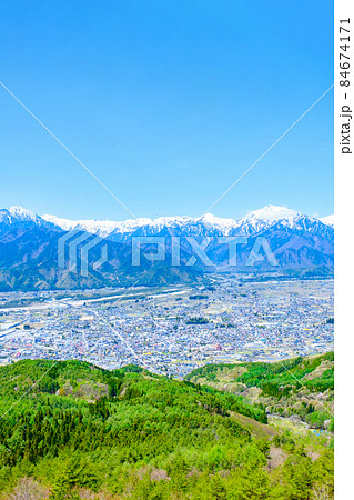 大町市と北アルプスの眺め（春・鷹狩山展望台） 84674171