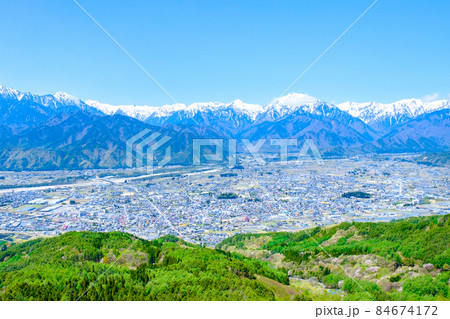 大町市と北アルプスの眺め（春・鷹狩山展望台） 84674172