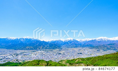 大町市と北アルプスの眺め（春・鷹狩山展望台） 84674177