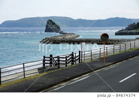 奄美の龍郷町の安木屋場立神の海岸 84674374