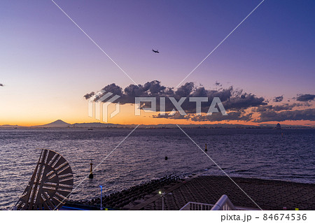 東京湾・海ほたるPAの巨大オブジェ越しに富士山遠望 84674536