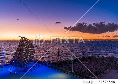 東京湾・海ほたるPAの巨大オブジェ越しに富士山遠望 84674540